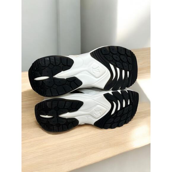 Women’s Louis Vuitton Run 55 White Monogram Sneaker Size 35 1/2 - Picture 5 of 10